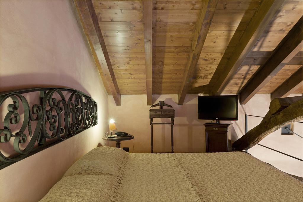 Dei Mai Intees Hotel